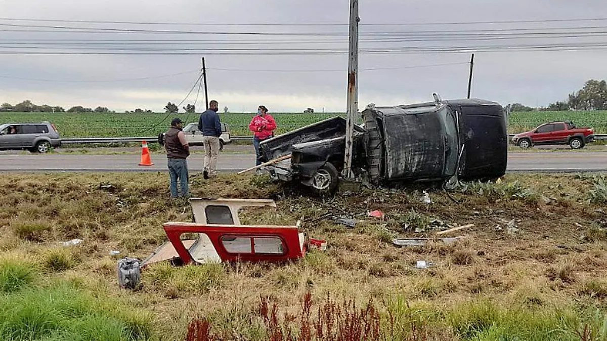 Camioneta destrozada en carretera